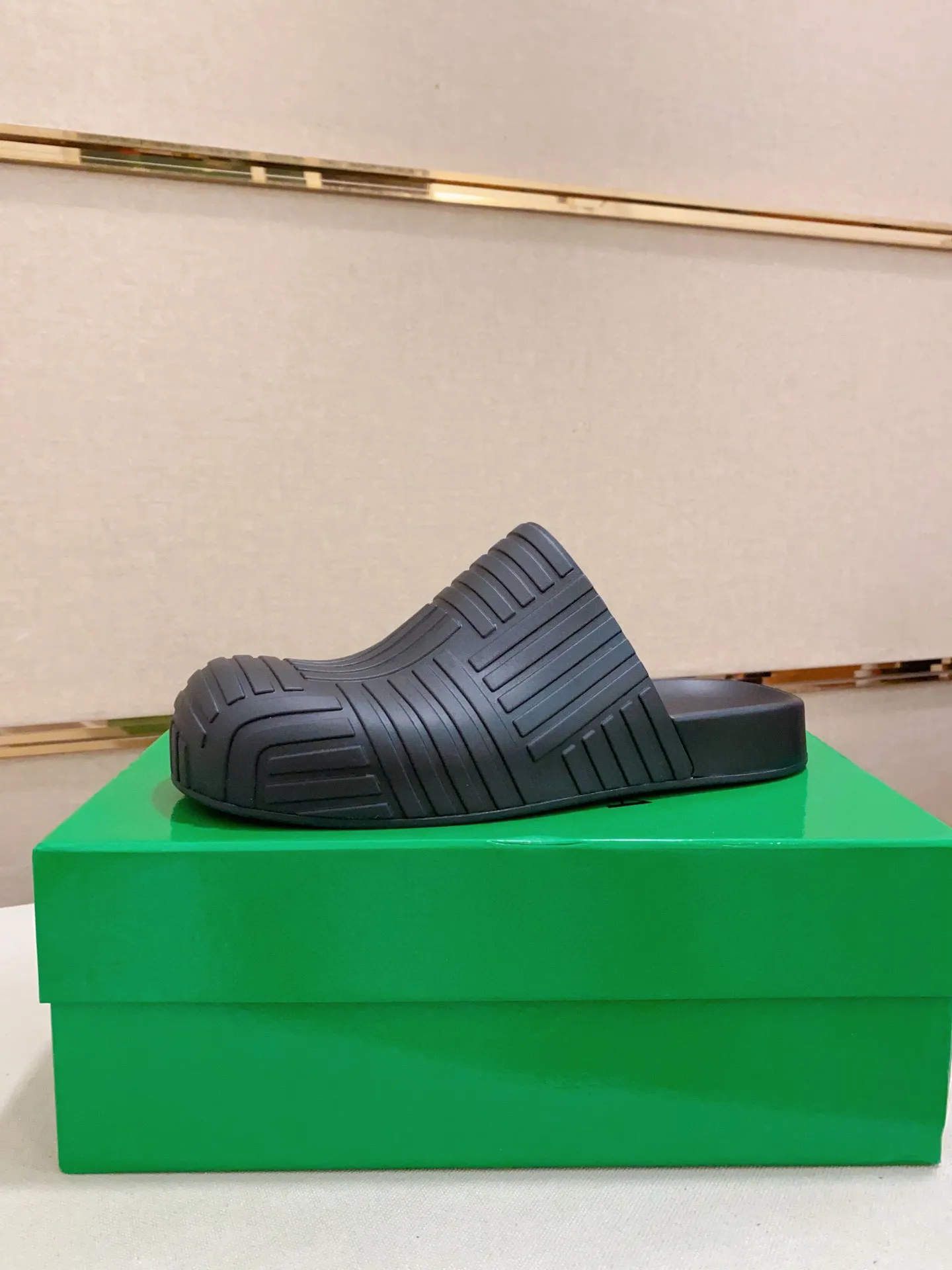 Men's shoes💰: 340💰Couple style👫【BV~Bottega Veneta】Trendy new slippers are on the market, the same style as the official website. Counter quality [strong][strong][strong] Selected rubber fabrics, high-end atmosphere, super cost-effective model. Original wear-resistant rubber outsole. Fine workmanship. The upper layer of materials is used. The quality is visible. Shoe size: Female 36-40. Male 38-46